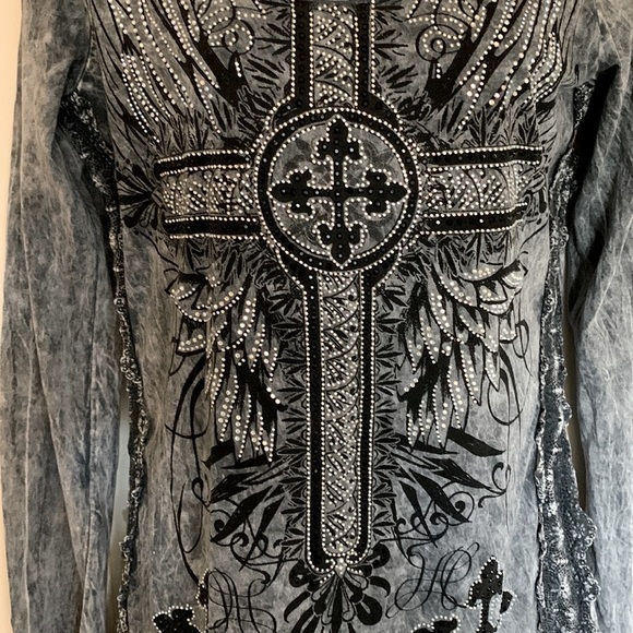 Beautiful š„DEAL cross/wing embellished top , black and gray , size L - Picture 2 of 7